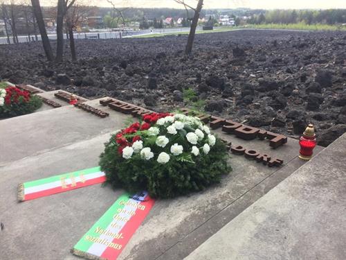 An der Gedenkstätte in Bełżec legten die Teilnehmer*innen zwei Kränze nieder, um an die hier ermordeten Menschen zu erinnern. Die Kränze wurden von den Bezirksregierungen Arnsberg und Düsseldorf gestiftet.